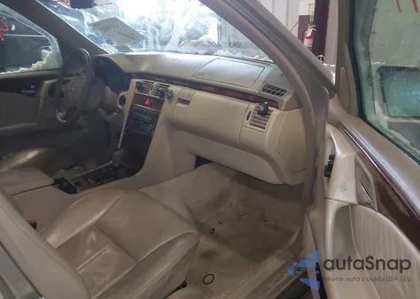 1998 Mercedes-Benz E 320 Awd z USA, uszkodzony, nr VIN WDBJF82F5WX008757